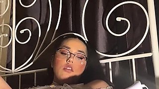 Masturbating solo babe loves her toys