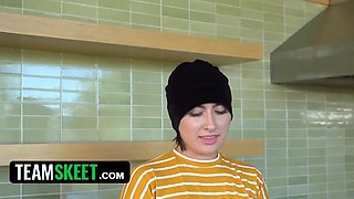 Arab slut with hijab milks for her bf and then gets on her knees & gulps his manhood