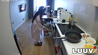 LUUV. The sexy Grossy cooks dinner topless on home camera