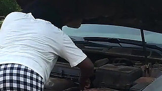 Wet Sarah's Car Got Damaged, so a Stranger Helped Her