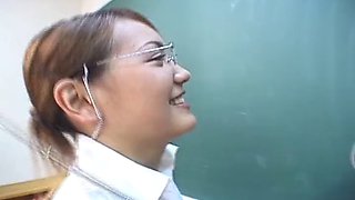Sexy Japanese teacher lets her students cum on her face
