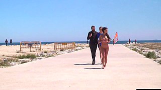 Stunning booty bae walks naked in public