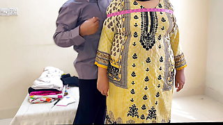 (Indian Darji) Tailor ne Badi Gand wali Ayesha Aunty ko Thapa Thap Choda - Desi Big Ass Aunty Fucked By Tailor in Shop