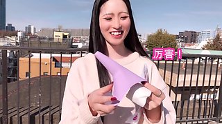 【中文字幕】女生站着也能尿尿!? 用玩具自慰