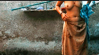 The elder sister-in-law&#039;s stepsister is bathing naked in the open courtyard of the house, the elder sister-in-law&#039;s st