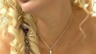 Cindy finds a way to give the perfect blowjob