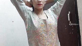 Desi hot girl ka bathroom me band karke pel diya