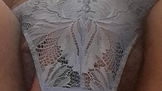 Milf masturbating in the bathroom in silence 3