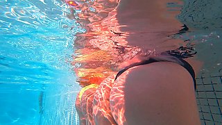 Amateur ebony teen orgasms with a rubber toy