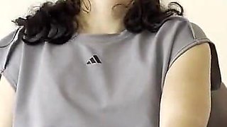Una Mujer Despues Del Gym Se Calienta Tocando Pies Sudorosos