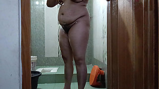 Desi aunty shaving for pussy  fucking before cleaning pussy