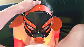 elle porte son masque de cochonne ma soumise
