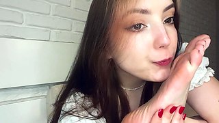Gorgeous blonde teen Kelly Candy foot fetish