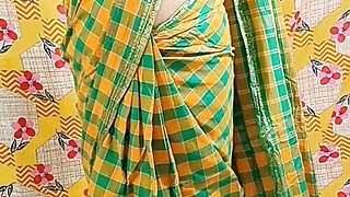 Mallu aunty saree removing