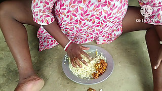 Desi bhabhi khana khate hue Masti ki