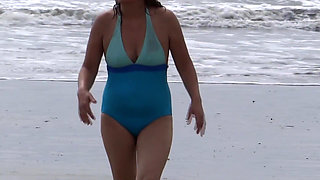 I Expose Myself on the Beach and Before Fucking a Stranger, I Urinate in Front of Him