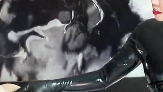 Latex Dominatrix fisting session