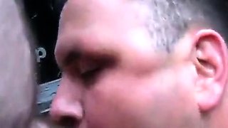 Ein Blase-Date im Freien mit einem Amateur