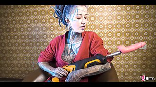 Anuskatzz testing a fuck machine in her ass