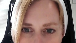 Cute young amateur web cam girl masturbates with her toy