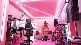 Clothing saleswoman gets fucked by her muscular foreign client - Sara Blonde