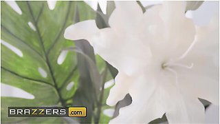 Experienced Cant Wait To Reveal Newbie Tommy Her Secrets In Bed With Rae Lil Black And Tommy Cabrio