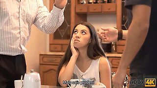 Daddy4k. pussy de chica con cuerpo esbelto es penetrada por suegro