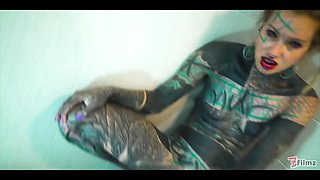 Heavily tattooed Anuskatzz fucks her ass in the shower