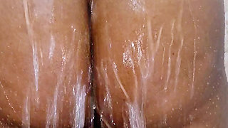 Indian Desi aunty bathing video
