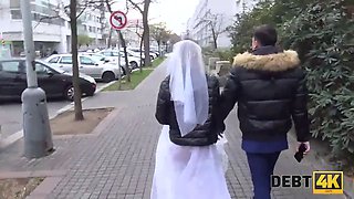 Debt4k. der bräutigam beobachtet, wie seine braut xxx mit einem anderen mann hat