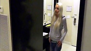 Lucky Guy schlngelt sich mit vollbusiger deutscher Blondine