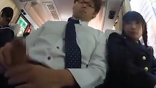 Japonesita calentona en el bus