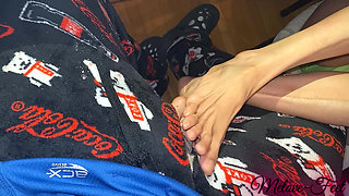 Melove wants to Pleased Naelor with her sexy feet and long toes