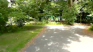 Petite Amie Amateur Fait Une Pipe Risquee Dans Un Parc