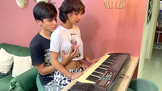 Ayudo a Mi Pequea Hermanastra Con Sus Clases De Musica Y Termino Follandola ...