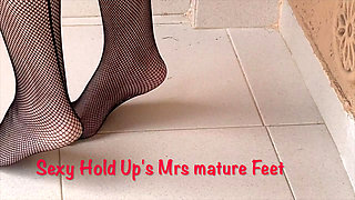 Mrs Mature Feet Posing on the balcony