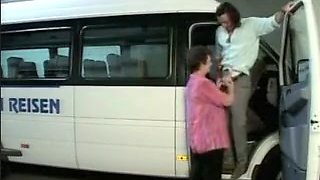 Une grand-mère allemande baise le chauffeur du bus