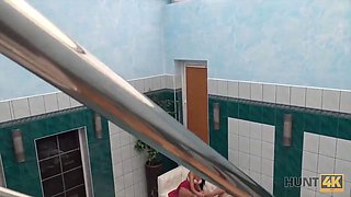 Hunt4k. sexabenteuer im privaten swimmingpool
