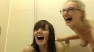 Threesome shower pussy shaving