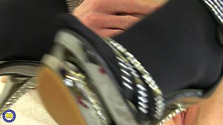 Mature Housewife Loves To Play With Her Sex Toys - MatureNl