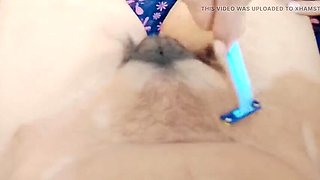 Asian babe shaves her tight pussy with boyfriend's help - Super Love