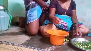 Aunty Boobs Show Vegitable Cutting Handjob Hasband