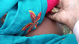 When the Husband Went on Tour, the Stepbrother's Wife Went to the Field to Cut Paddy and Jeth Ji Picked up the Saree From B