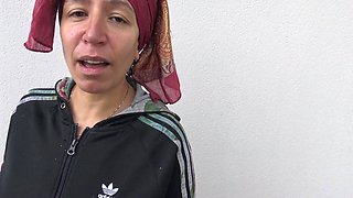 Arab Girl Gives a Handjob to a Stranger During Her Break at the Supermarket