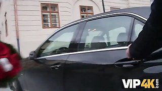 Vip4k. beauté en bathrobe de mariée suce une bite d'étrangers et se fait baiser