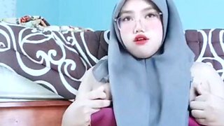 Masturbation of a Horny Jilbab Girl Causes Fluid to Come Out of Her Vagina Until It Is Wet