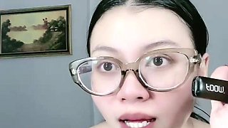 Wanita Cantik Berkacamata Mencari Kenikmatan