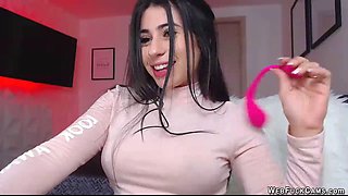 Busty camgirl enjoys sucking on her massager during a solo show