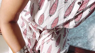 I Fucked My Hot Punjabi Neighbour Aunty When Was Not at Home