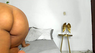 Girl with Huge Ass Wants to Get Fucked Right Now